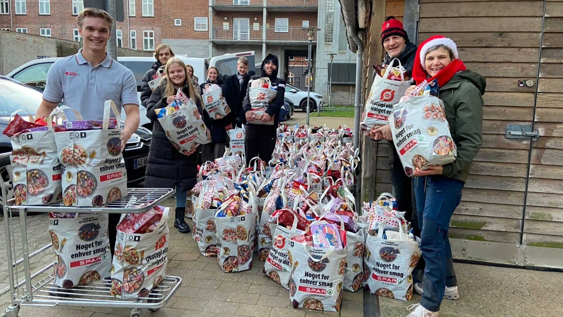 Smil, samarbejde og fulde poser: En 10. klasse fra UngEsbjerg hjalp med at hente julehjælp hos SPAR i Skolegade, som igen i år støtter 50 familier gennem Aktiv Fritid. Foto: Privat.