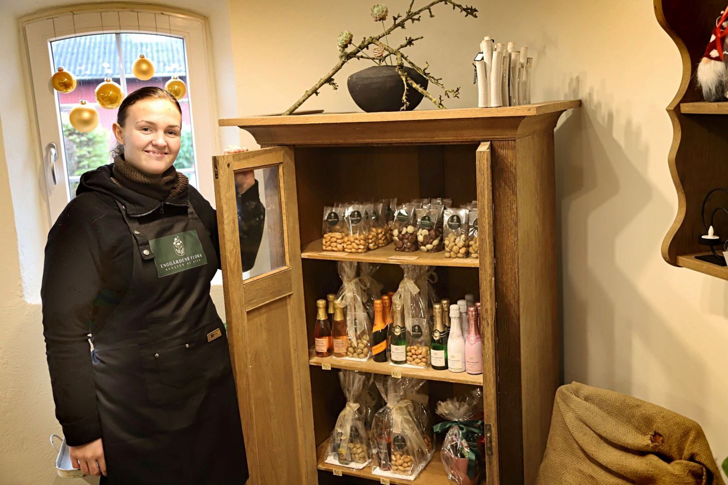 Der er et mindre udvalg i gaver - Cecilie er glad for det, hun har nået på under tre uger. Foto: Johnny Tauman.