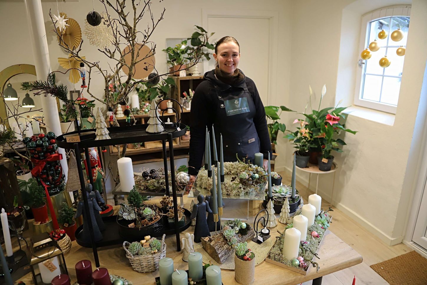 Indbydende udstillinger i forretningslokalet. Foto: Johnny Tauman.