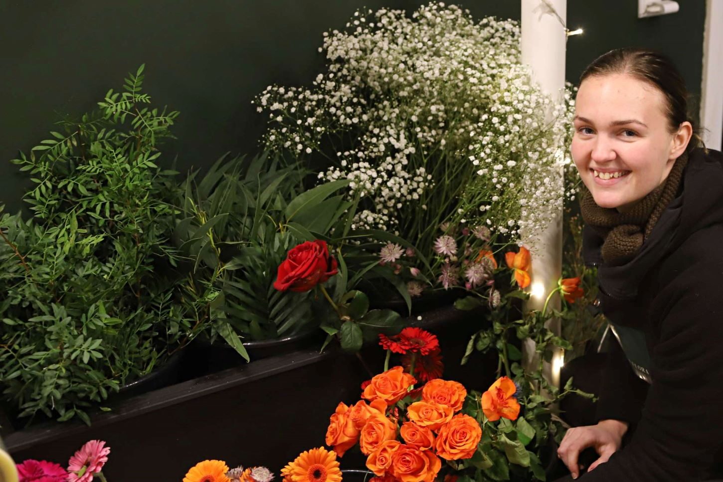 Blomsterne er placeret, hvor der er køligst i butikslokalet. Foto: Johnny Tauman.