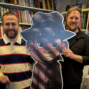 Kenneth Kirkeby (tv) og Kristian Flodgaard Bach sammen med deres efterhånden berømte skoledetektiv. Privatfoto.