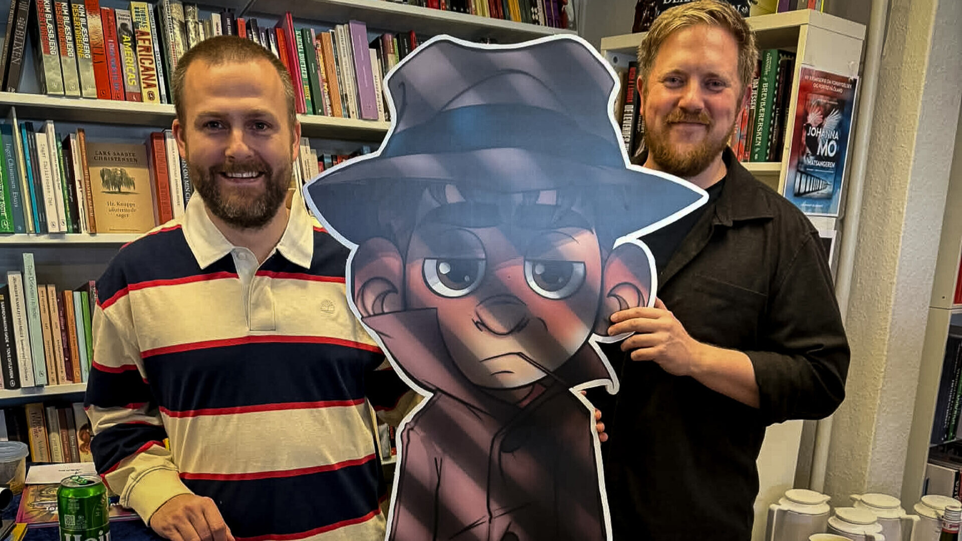 Kenneth Kirkeby (tv) og Kristian Flodgaard Bach sammen med deres efterhånden berømte skoledetektiv. Privatfoto.