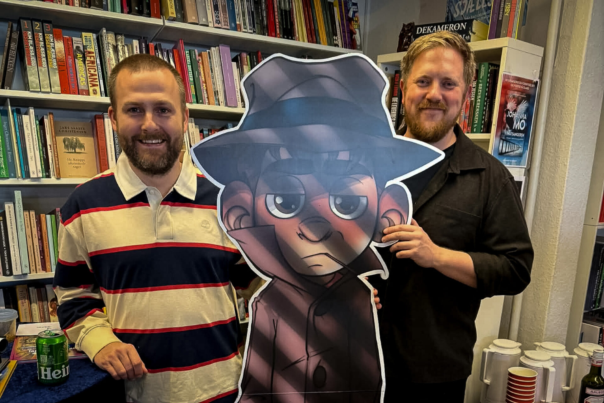 Kenneth Kirkeby (tv) og Kristian Flodgaard Bach sammen med deres efterhånden berømte skoledetektiv. Privatfoto.