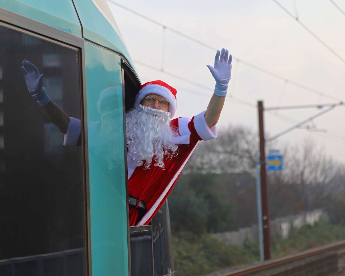 Julemanden kom med tog til Jerne Station, hvor 120 spændte børn ventede. Foto: Johnny Tauman.