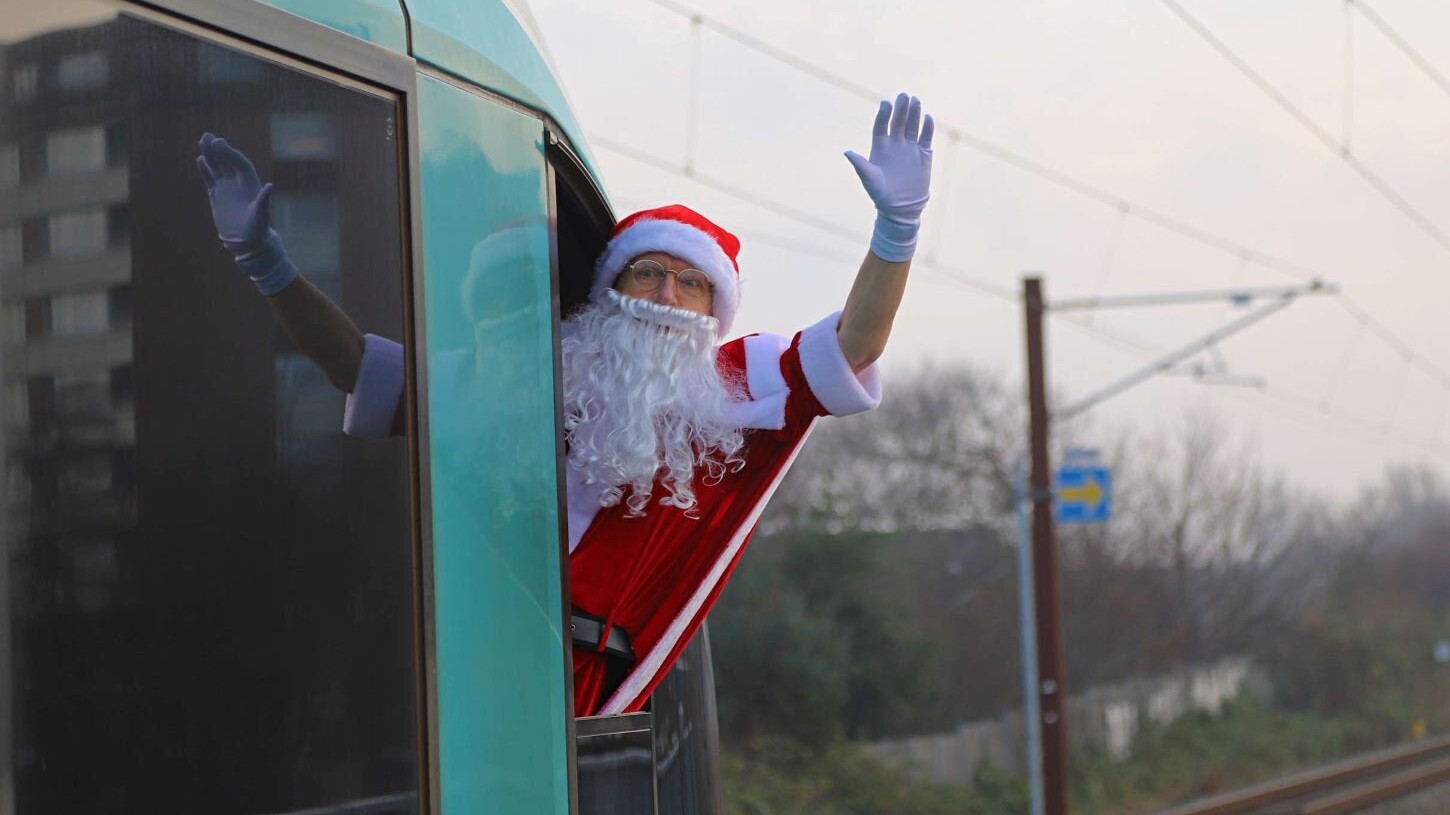 Julemanden kom med tog til Jerne Station, hvor 120 spændte børn ventede. Foto: Johnny Tauman.