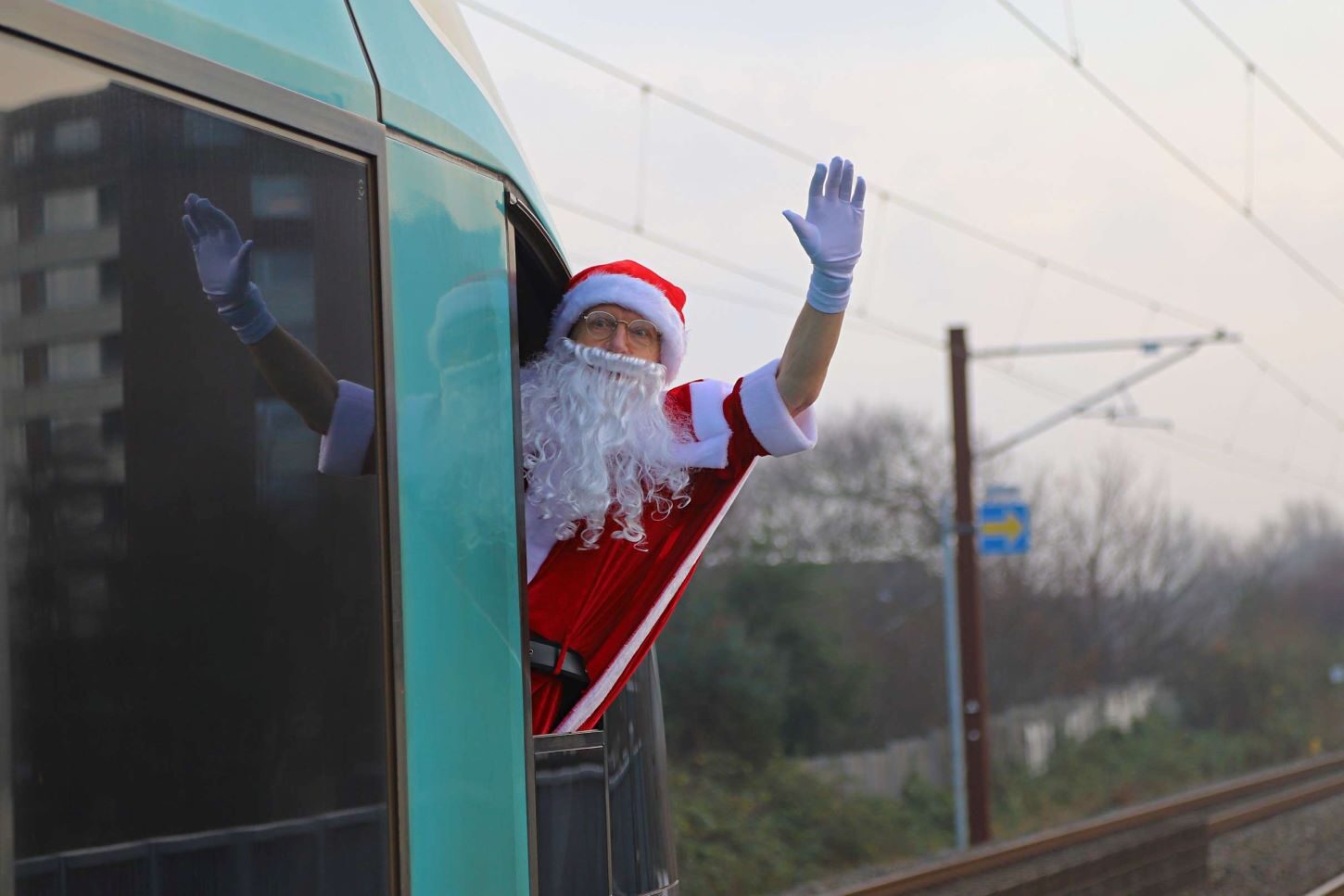Julemanden kom med tog til Jerne Station, hvor 120 spændte børn ventede. Foto: Johnny Tauman.
