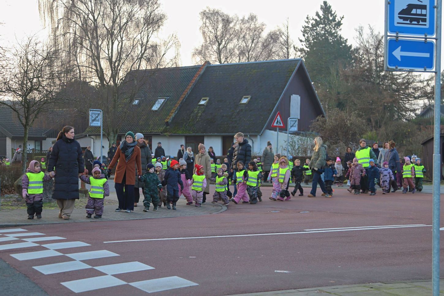 Som en lang slange gik børnehavebørnene til Jerne Station, mens de yngste kom i barnevogne. Foto: Johnny Tauman.