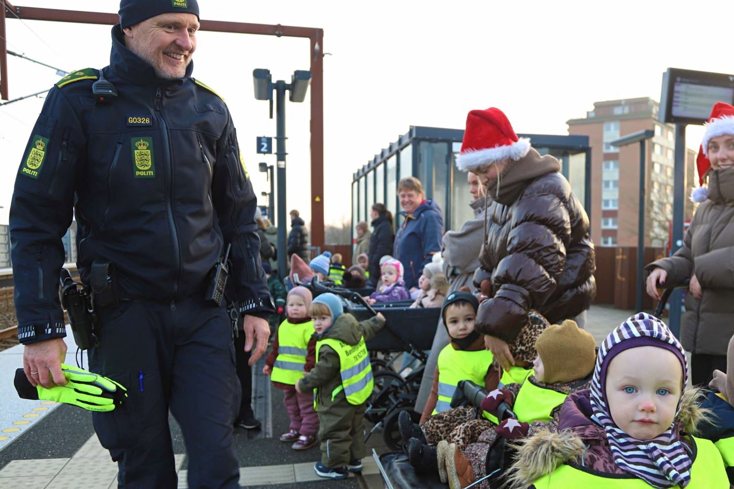 Lokalbetjentene hjalp til med at holde afstand til skinnerne. Foto: Johnny Tauman.