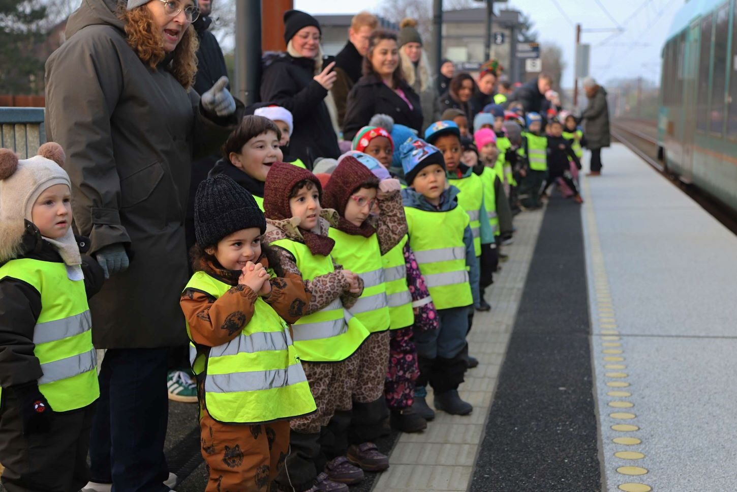 Så gik døren op - julemanden kom til syne! Foto: Johnny Tauman.