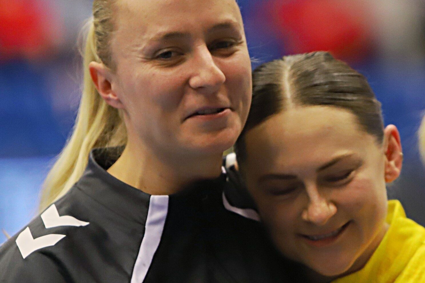 Gensynsglæde, da Kaja kikkede forbi med sin nuværende klub. Faktisk blev hun i Esbjerg weekenden over. Foto: Johnny Tauman.