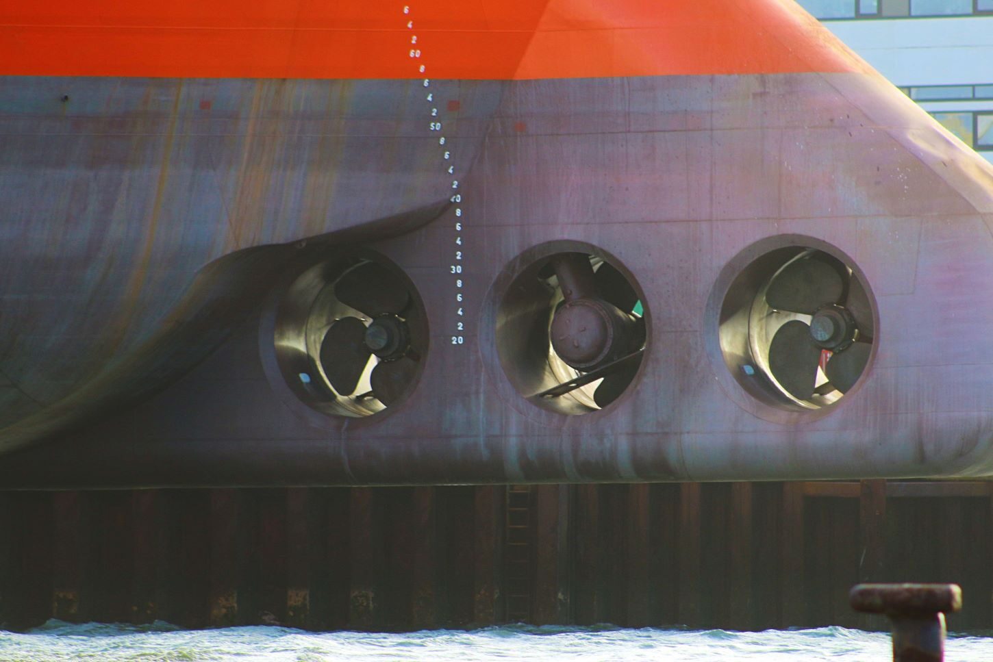 Bovpropeller på Brave Tern til sideværts fremdrift