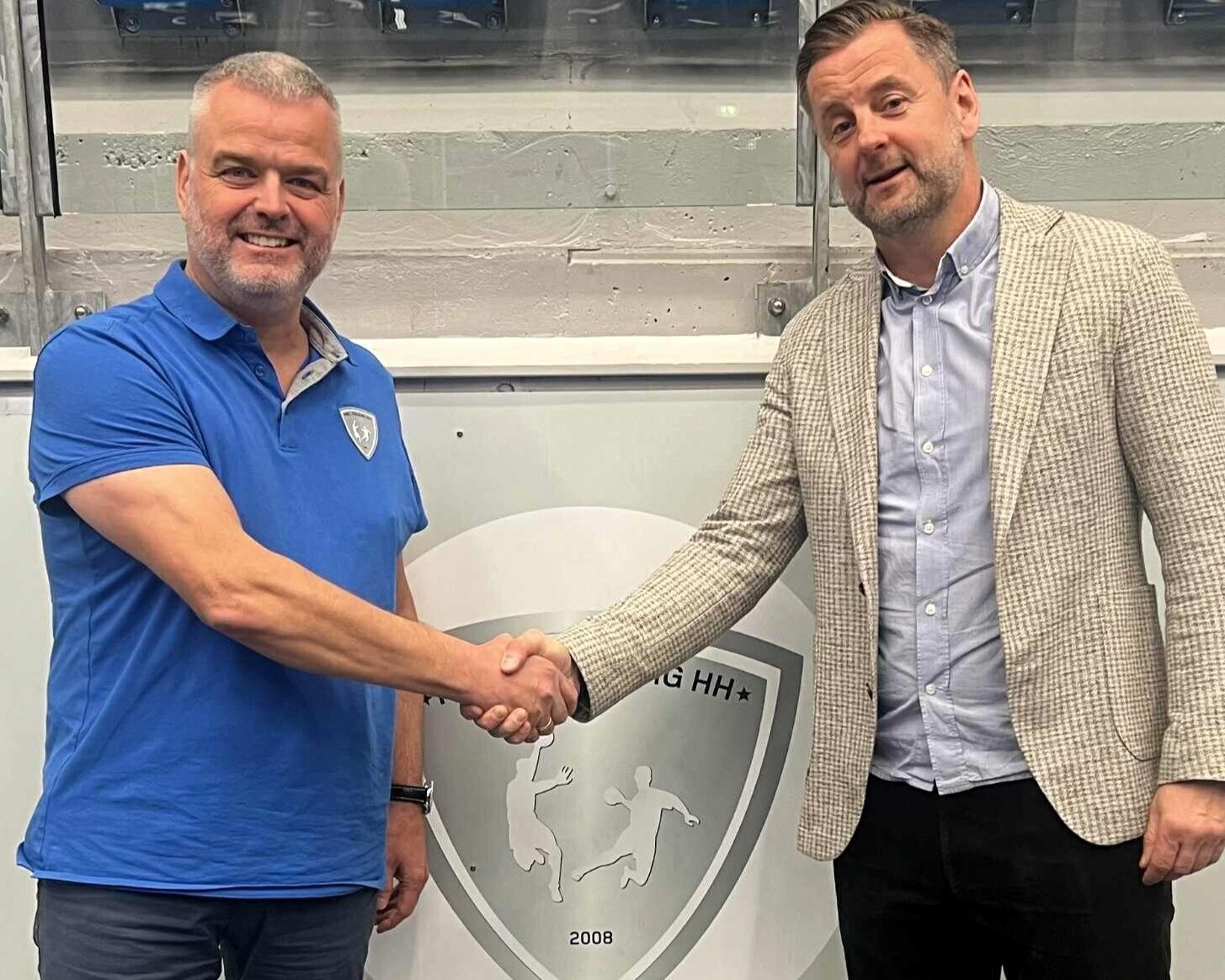 Det er nu Jesper Holm (th), der skal bære direktørjakken i Ribe-Esbjerg HH. Han overtager fra Claus Vang Madsen. Pressefoto.