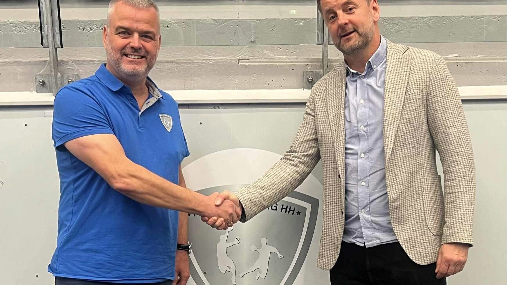 Det er nu Jesper Holm (th), der skal bære direktørjakken i Ribe-Esbjerg HH. Han overtager fra Claus Vang Madsen. Pressefoto.