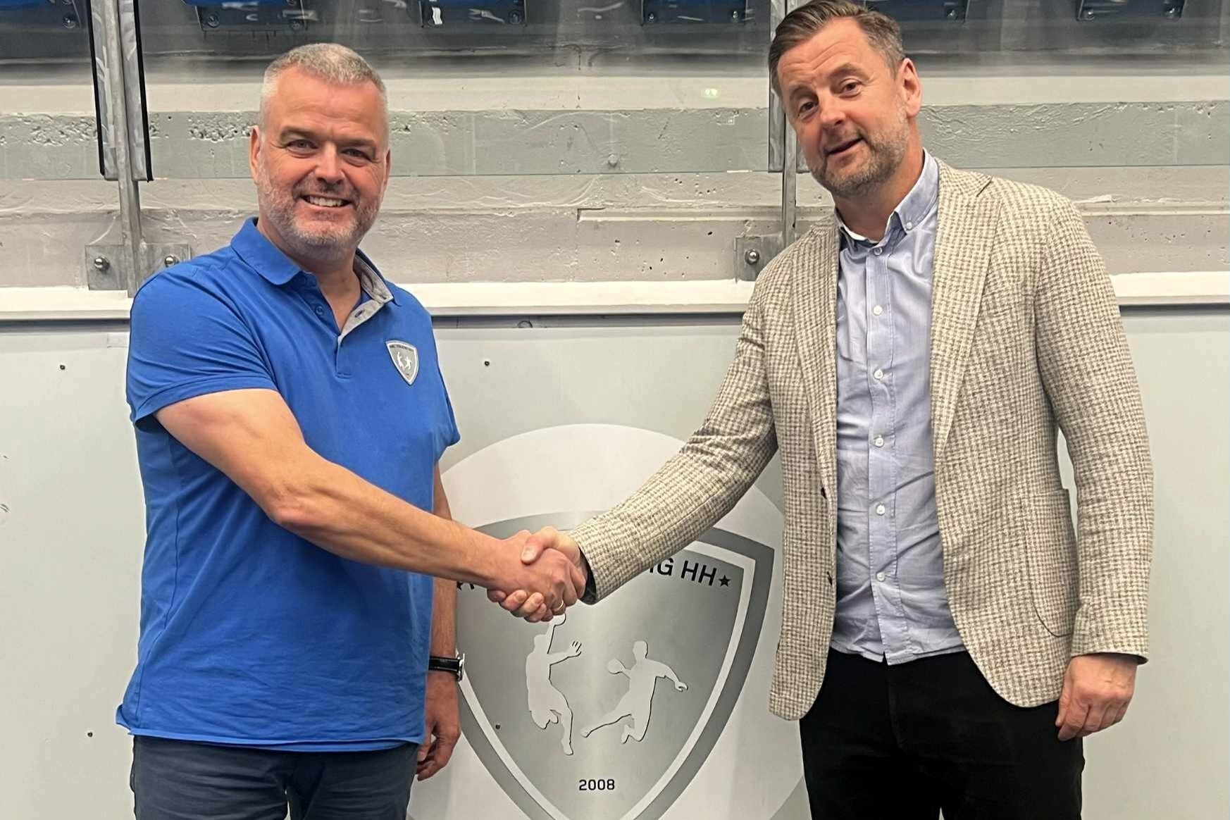 Det er nu Jesper Holm (th), der skal bære direktørjakken i Ribe-Esbjerg HH. Han overtager fra Claus Vang Madsen. Pressefoto.