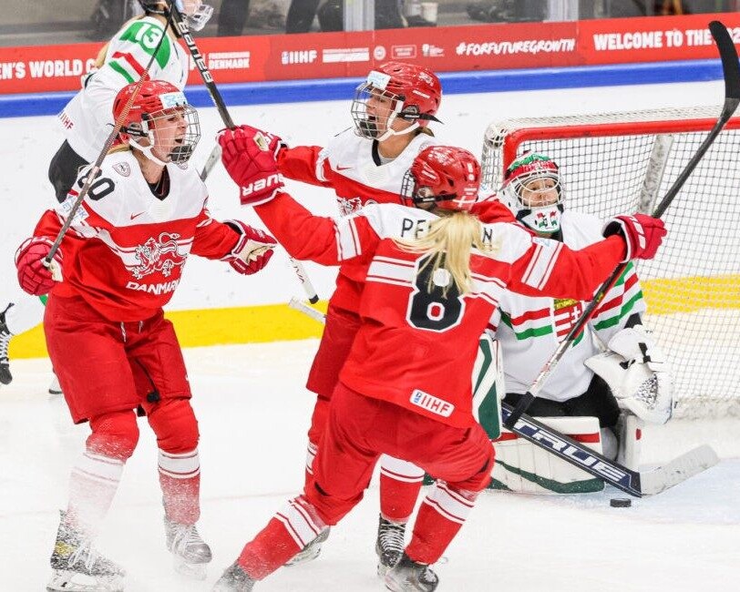 De danske kvinder i en kamp mod Ungarn i 2022. Arkivfoto: Danmarks Ishockey Union.
