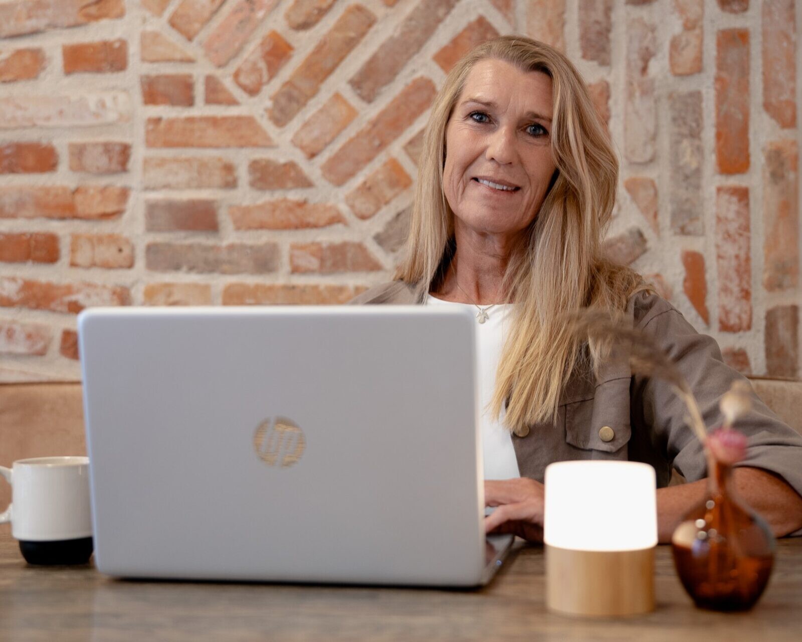 Mentaltræner Helene Hansen arbejder med mindset og mentale værktøjer, der hjælper mennesker til mere ro, balance og overskud i hverdagen.