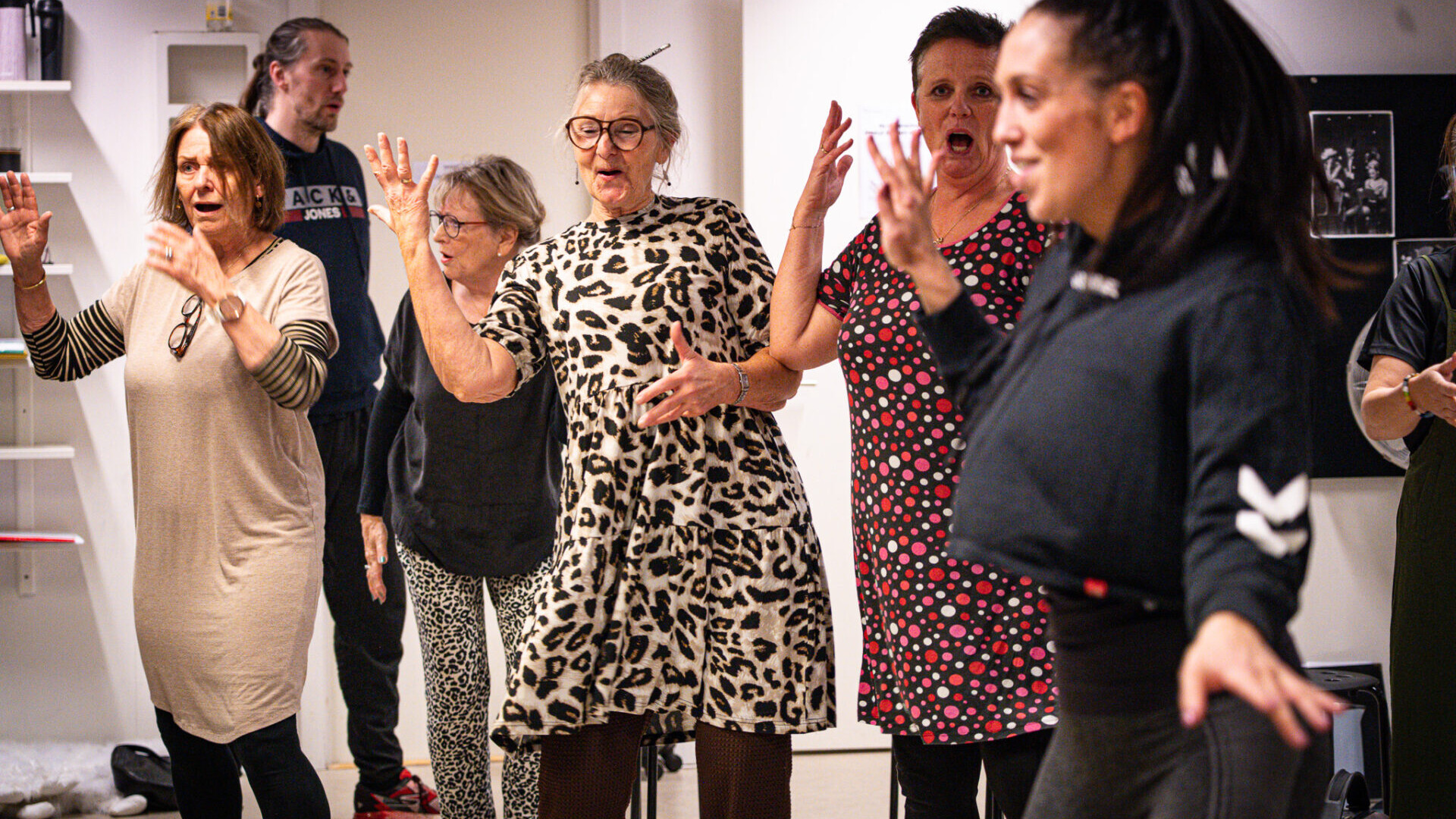 Ulla Bonde (i midten) på 70 både synger og danser sig hele vejen til Los Palmos. Foto: Fjodor Pedersen.