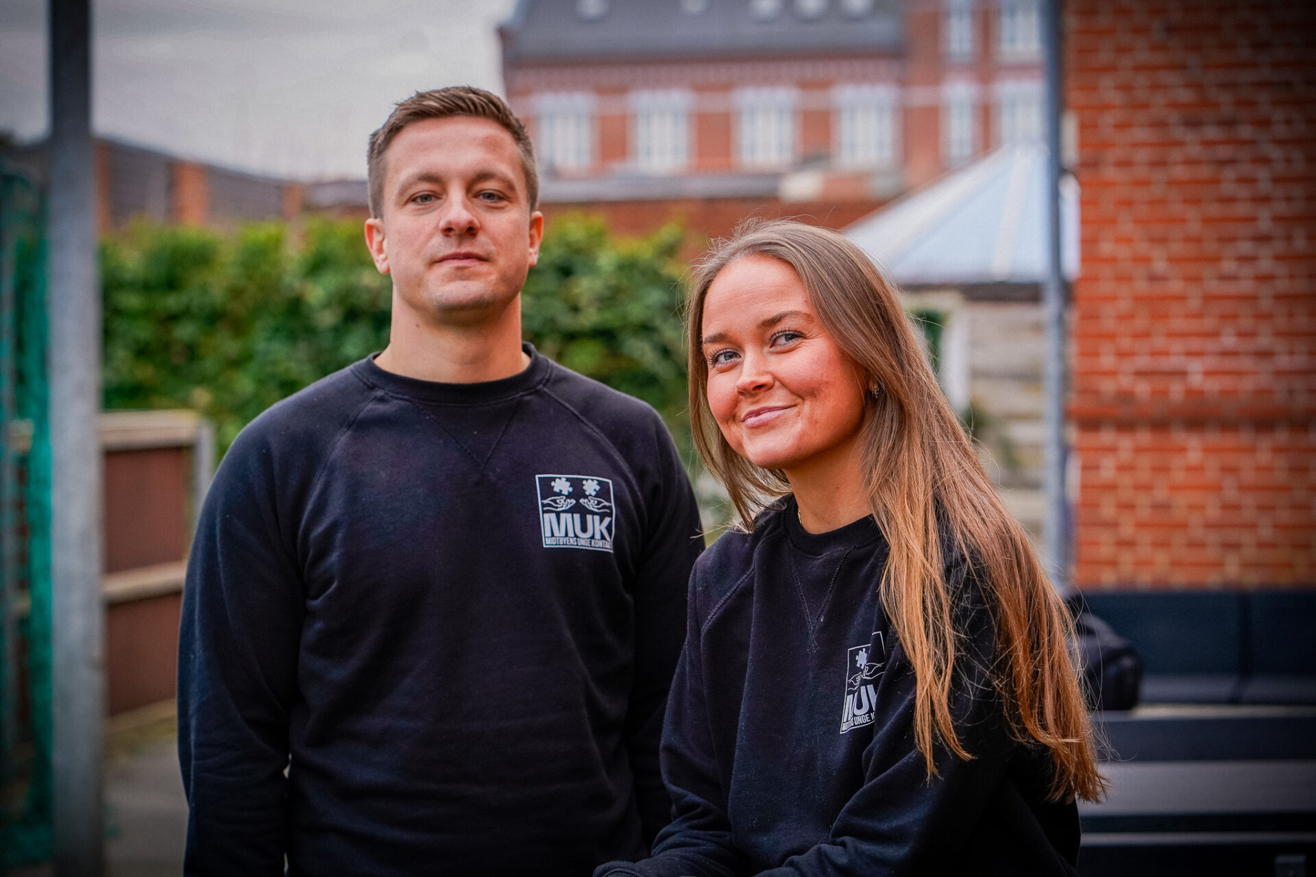 De to pædagoger er med til at hjælpe unge ind i sunde fællesskaber på tværs af civile og kommunale institutioner. Foto: Fjodor Pedersen.