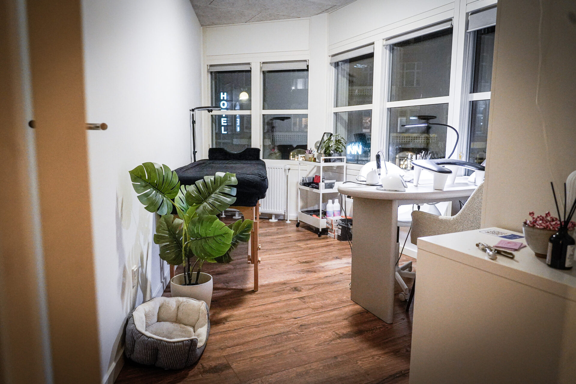 Et værelse i lejligheden er indrettet udelukkende til behandlinger og fungerer som hjertet i Glow Up Studio. Foto: Fjodor Pedersen.