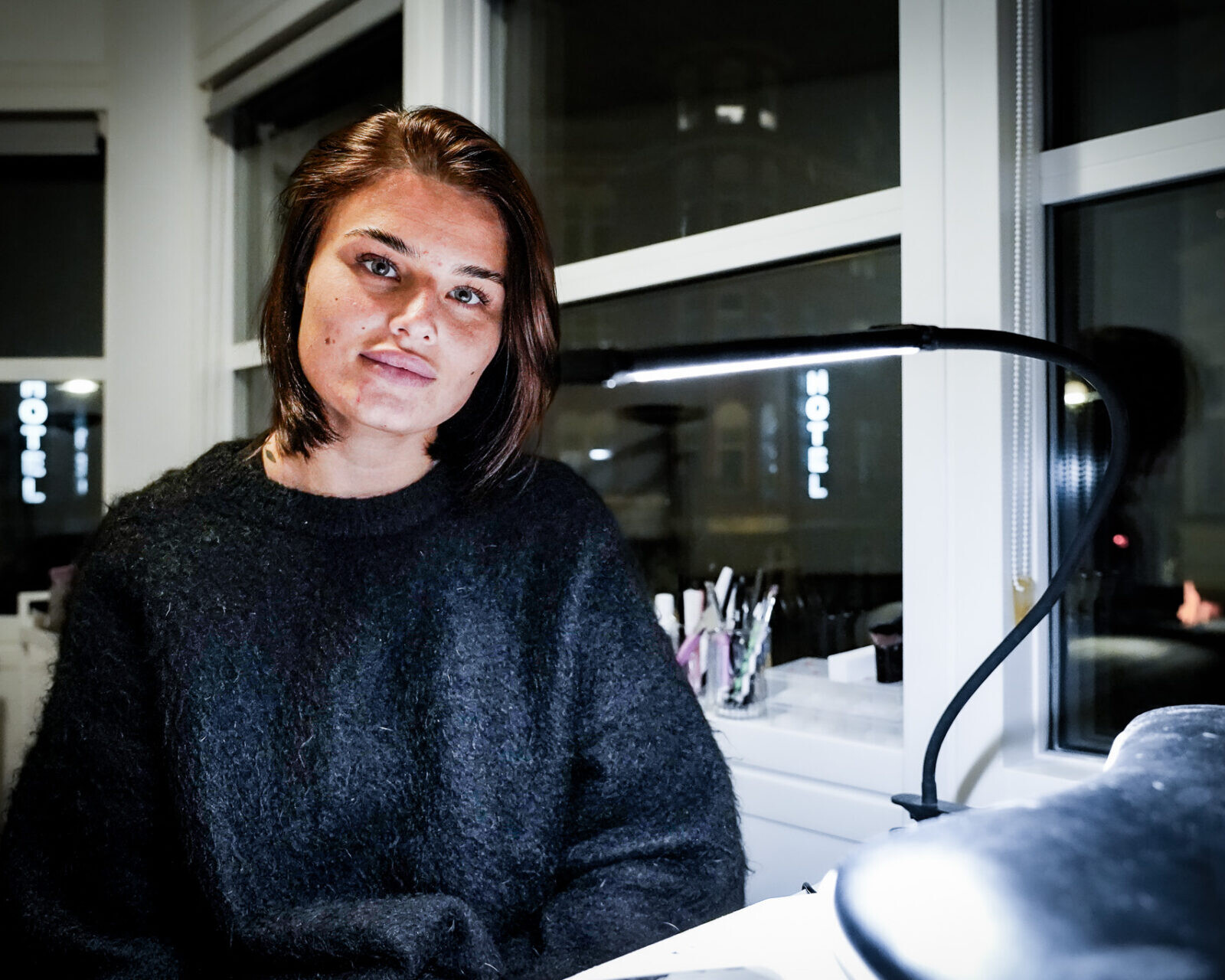 Ved arbejdsbordet i hjemmestudiet laver Victoria Hansgaard negle, vipper og bryn – med udsigt til bylivet udenfor vinduet. Foto: Fjodor Pedersen.