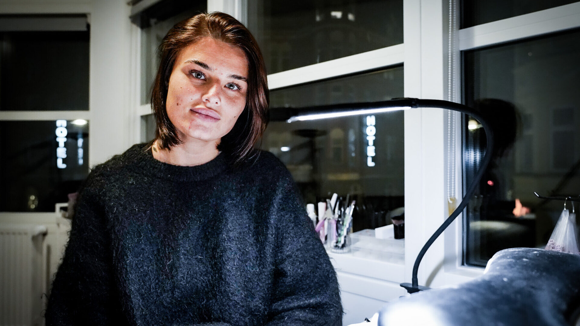 Ved arbejdsbordet i hjemmestudiet laver Victoria Hansgaard negle, vipper og bryn – med udsigt til bylivet udenfor vinduet. Foto: Fjodor Pedersen.