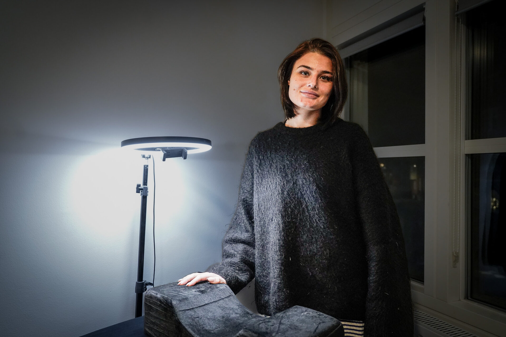 Glow Up Studio er indrettet som et hjemmestudie i lejligheden i Skolegade, hvor rolige rammer og professionelt udstyr går hånd i hånd. Foto: Fjodor Pedersen.