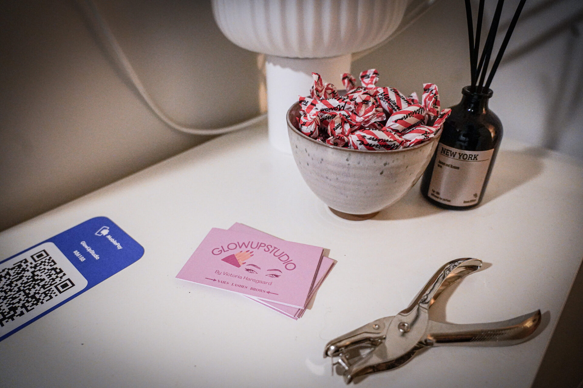 Små detaljer og personlige elementer præger hjemmestudiet – fra visitkort og værktøj til de små ting, der skaber stemning. Foto: Fjodor Pedersen.