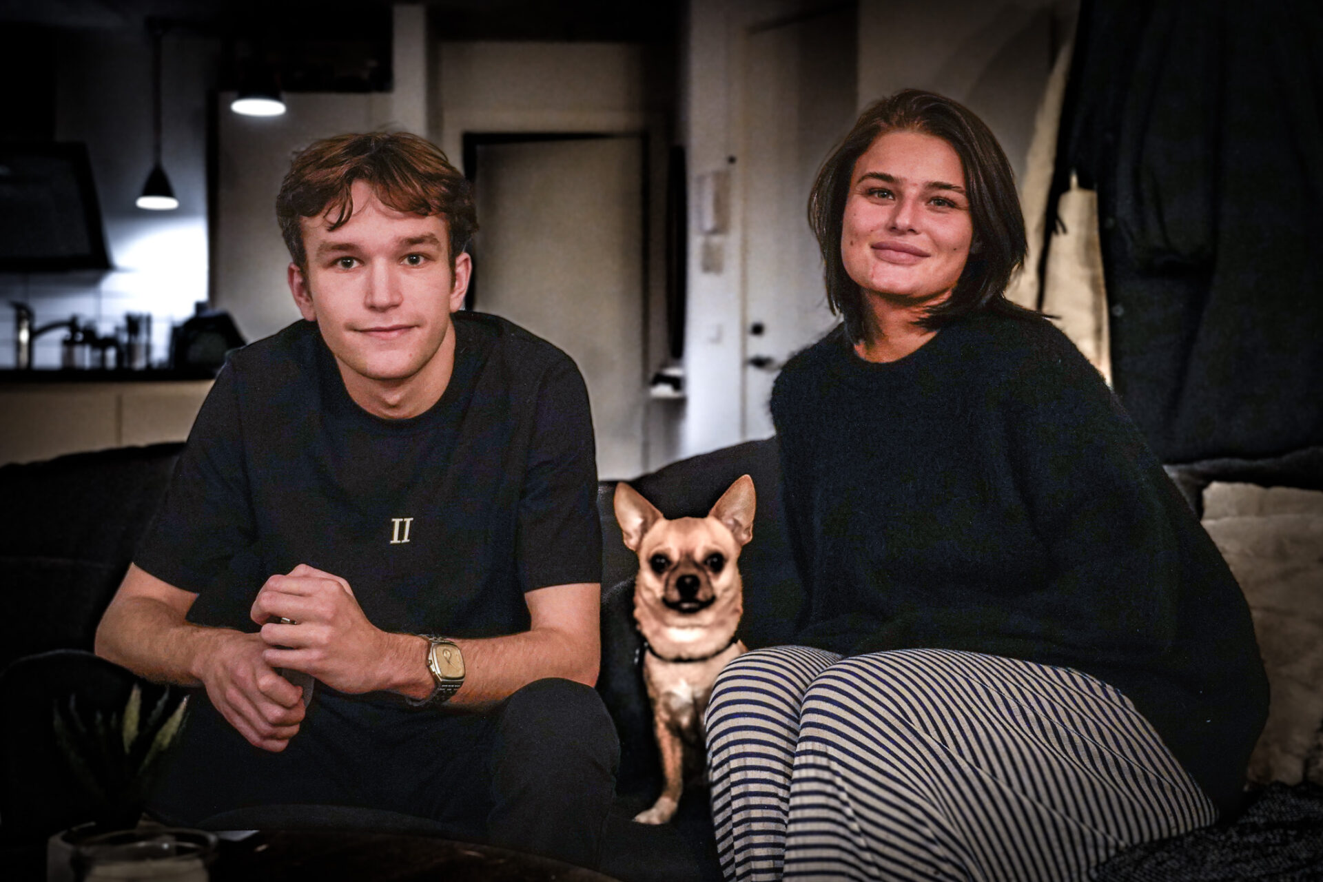 Victoria Hansgaard sammen med sin kæreste og parrets hund i hjemmet i Esbjerg, hvor både hverdag og iværksætterdrøm nu har slået rod.