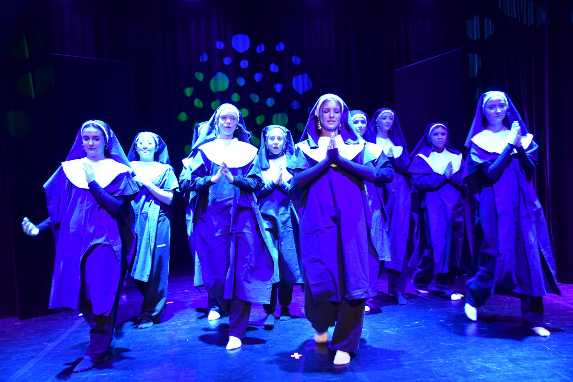 Revyen indeholdt også jonglering og visuelle indslag, fremført af elever fra kulturklasserne.