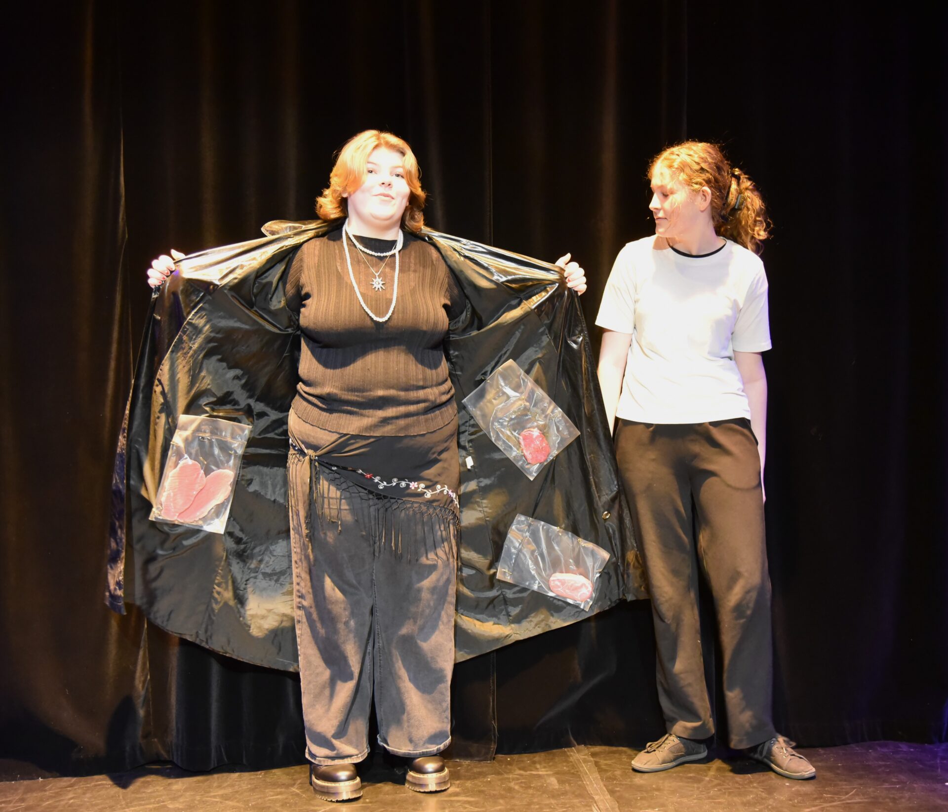 Eleverne arbejder med karakterer og kropssprog i et af forestillingens sketches.