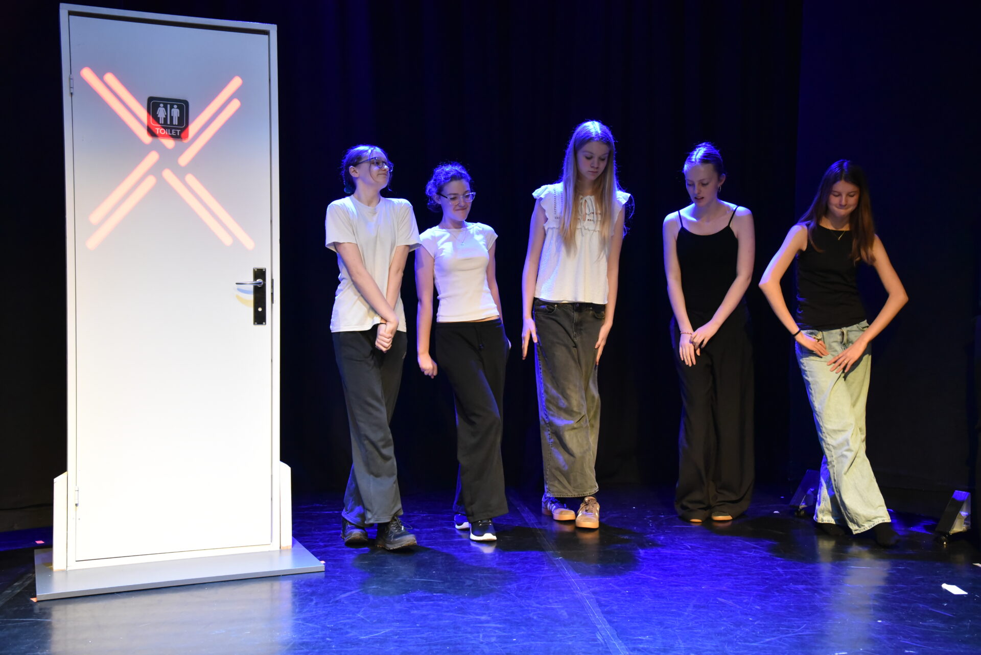 Musiklinjens elever leverer live-akkompagnement som en del af det tværfaglige revyprojekt.