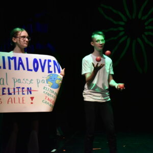 Eleverne skifter hurtigt mellem rekvisitter og karakterer – et centralt element i årets elevrevy.