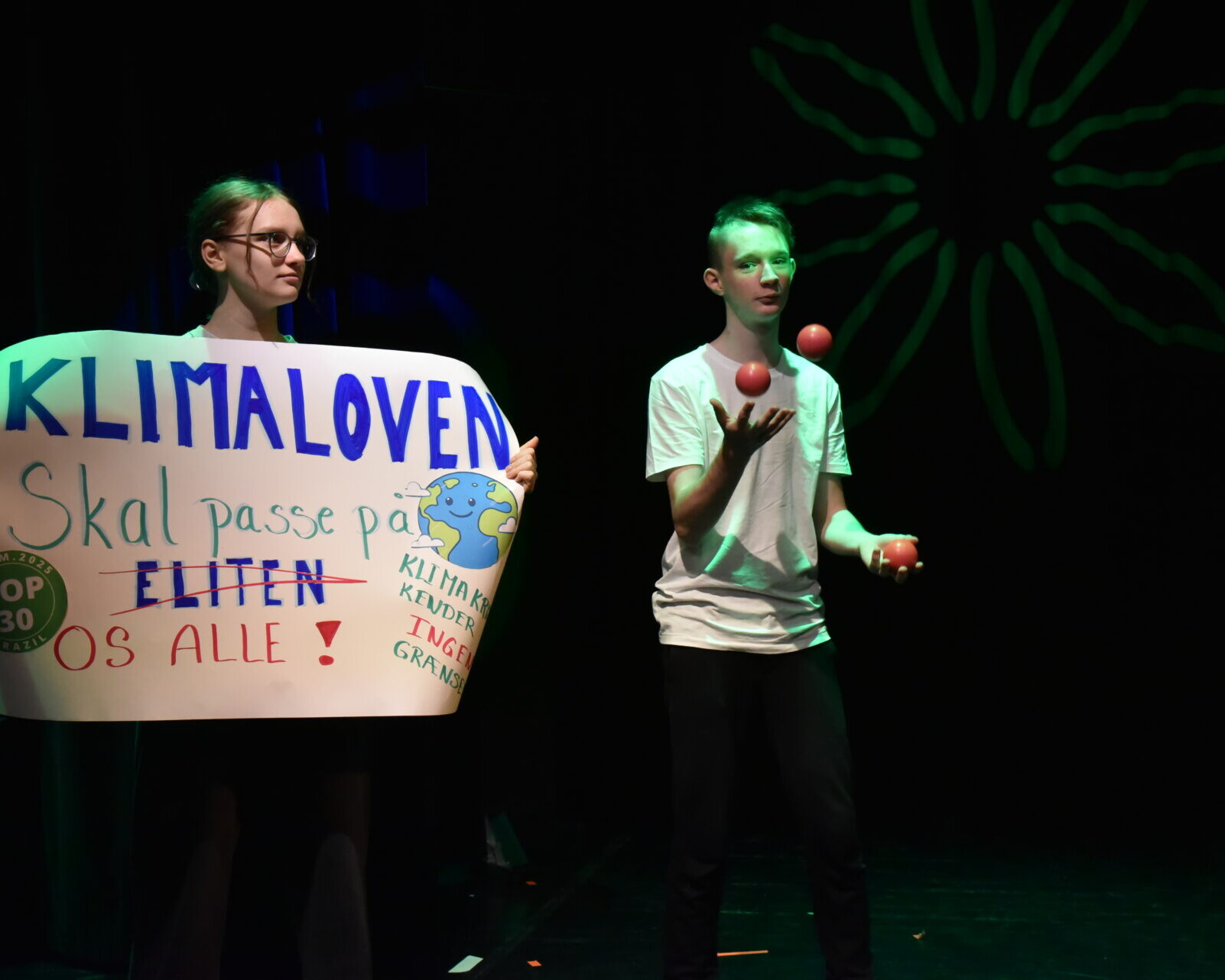 Eleverne skifter hurtigt mellem rekvisitter og karakterer – et centralt element i årets elevrevy.