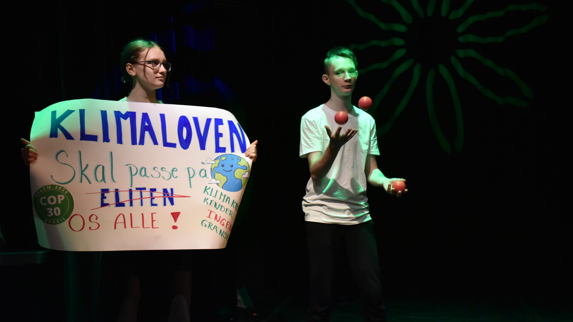 Eleverne skifter hurtigt mellem rekvisitter og karakterer – et centralt element i årets elevrevy.