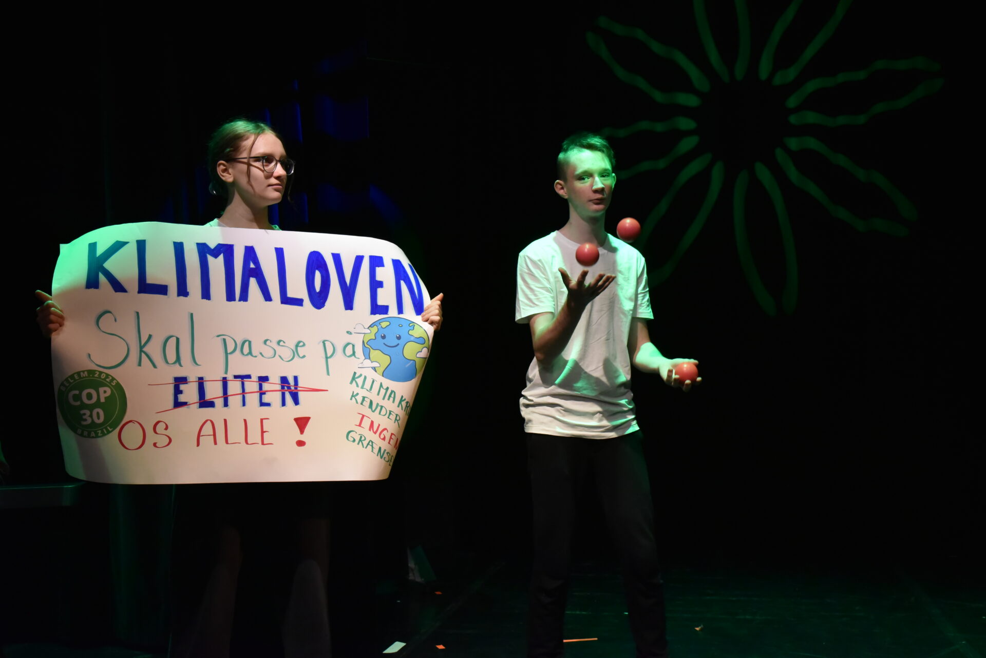 Eleverne skifter hurtigt mellem rekvisitter og karakterer – et centralt element i årets elevrevy.