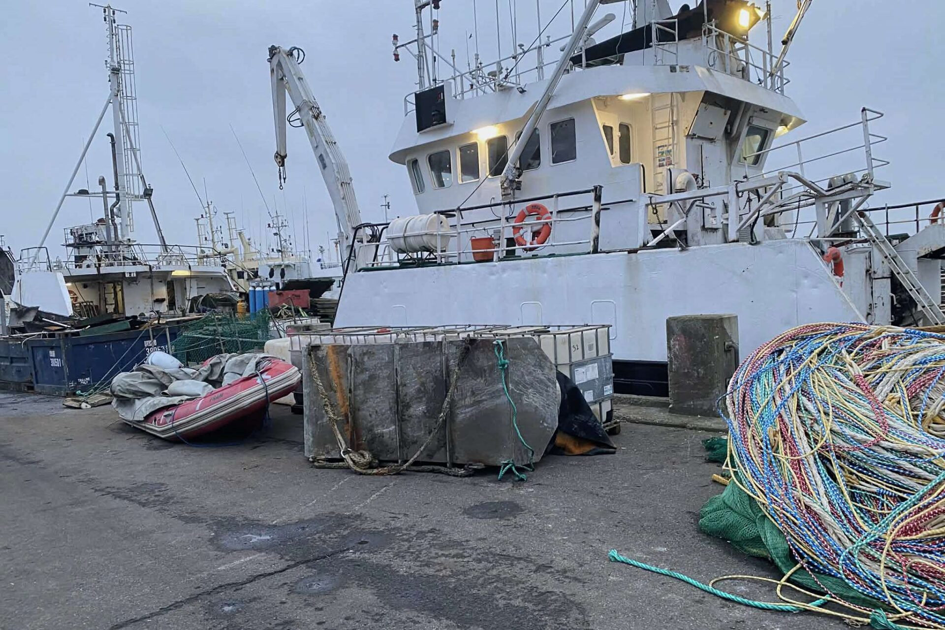 Kajen er fyldt godt op med fiskerekvisitter mm