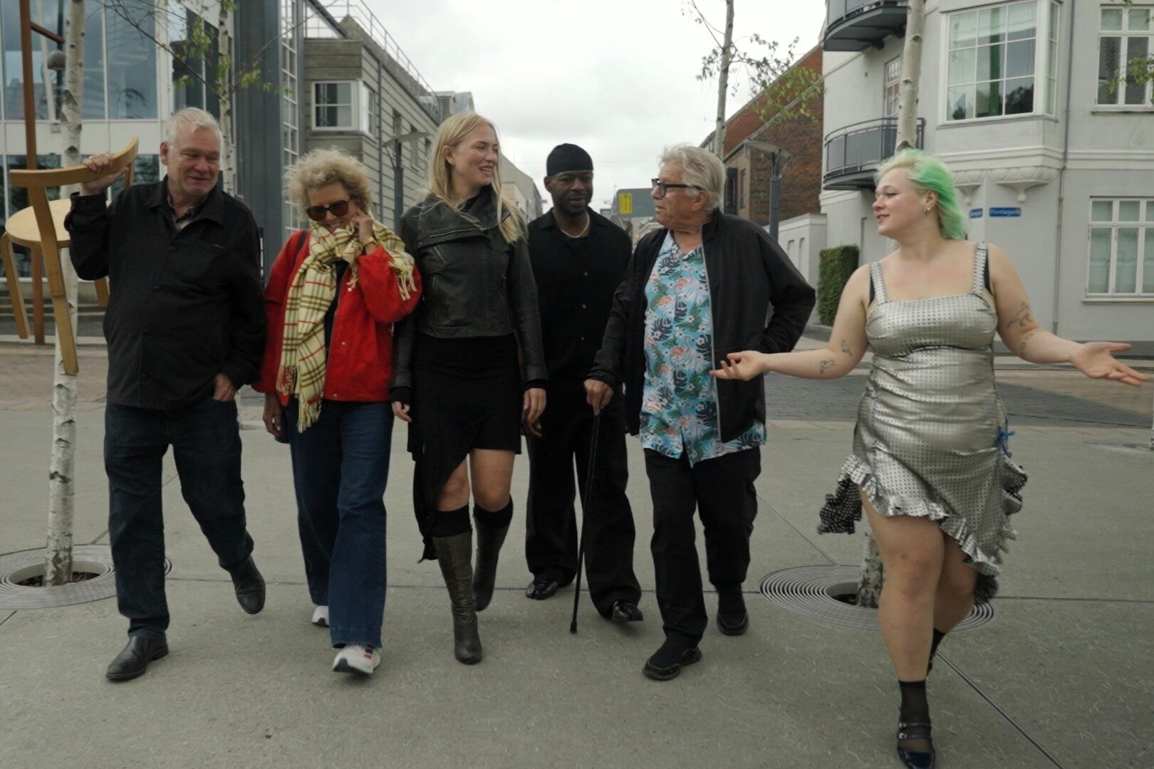 De seks kunstnere foran indgangen til Esbjerg Kunstmuseum under optagelserne tidligere på året. Foto: Eddy Media.