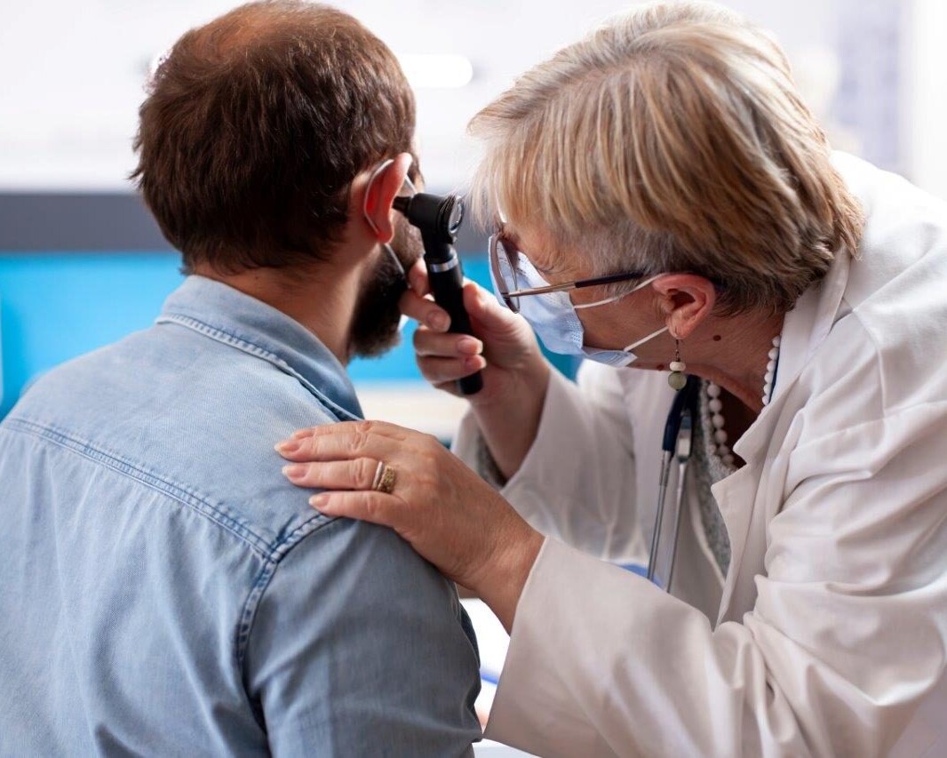 Hører man dårligt, bliver man afskåret fra det sociale fællesskab. Genrefoto.