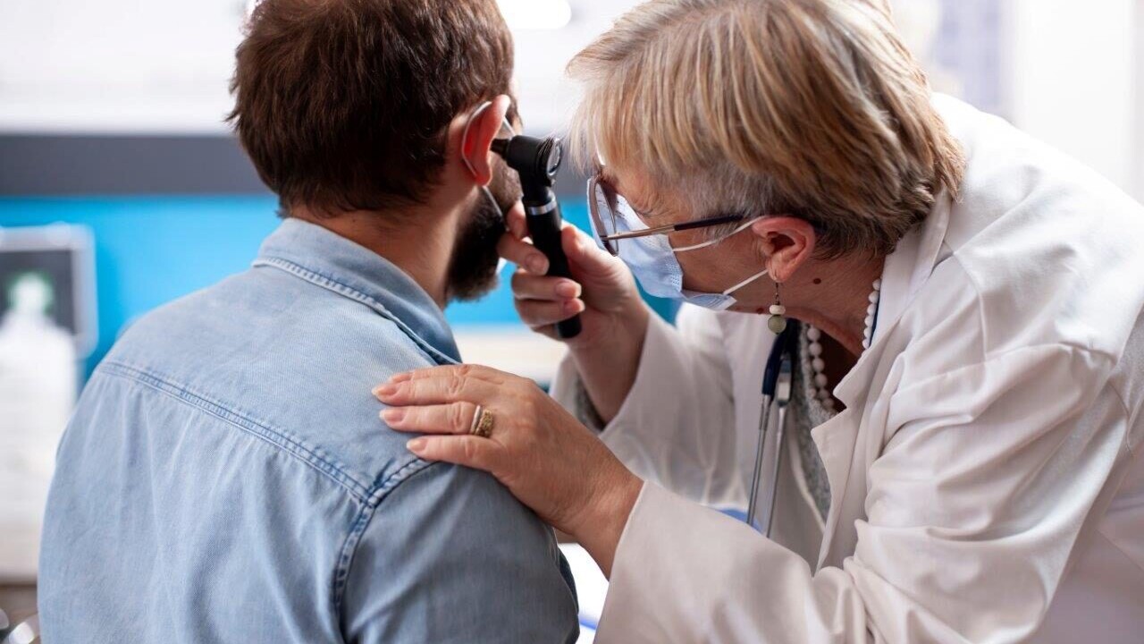 Hører man dårligt, bliver man afskåret fra det sociale fællesskab. Genrefoto.