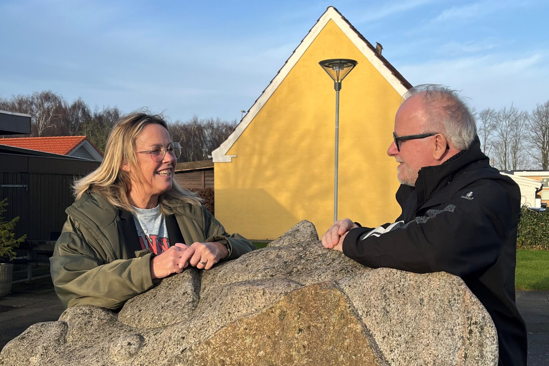 Socialfaglig medarbejder fra Esbjerg Kommune Pernille Linding og boligsocial medarbejder i Bramming Boligforening Per Birkelund Pedersen arbejder sammen for, at beboere i Godthåbsparken får tidligere og bedre hjælp ved både sociale og økonomiske udfordringer. Foto: Bramming Boligforening.