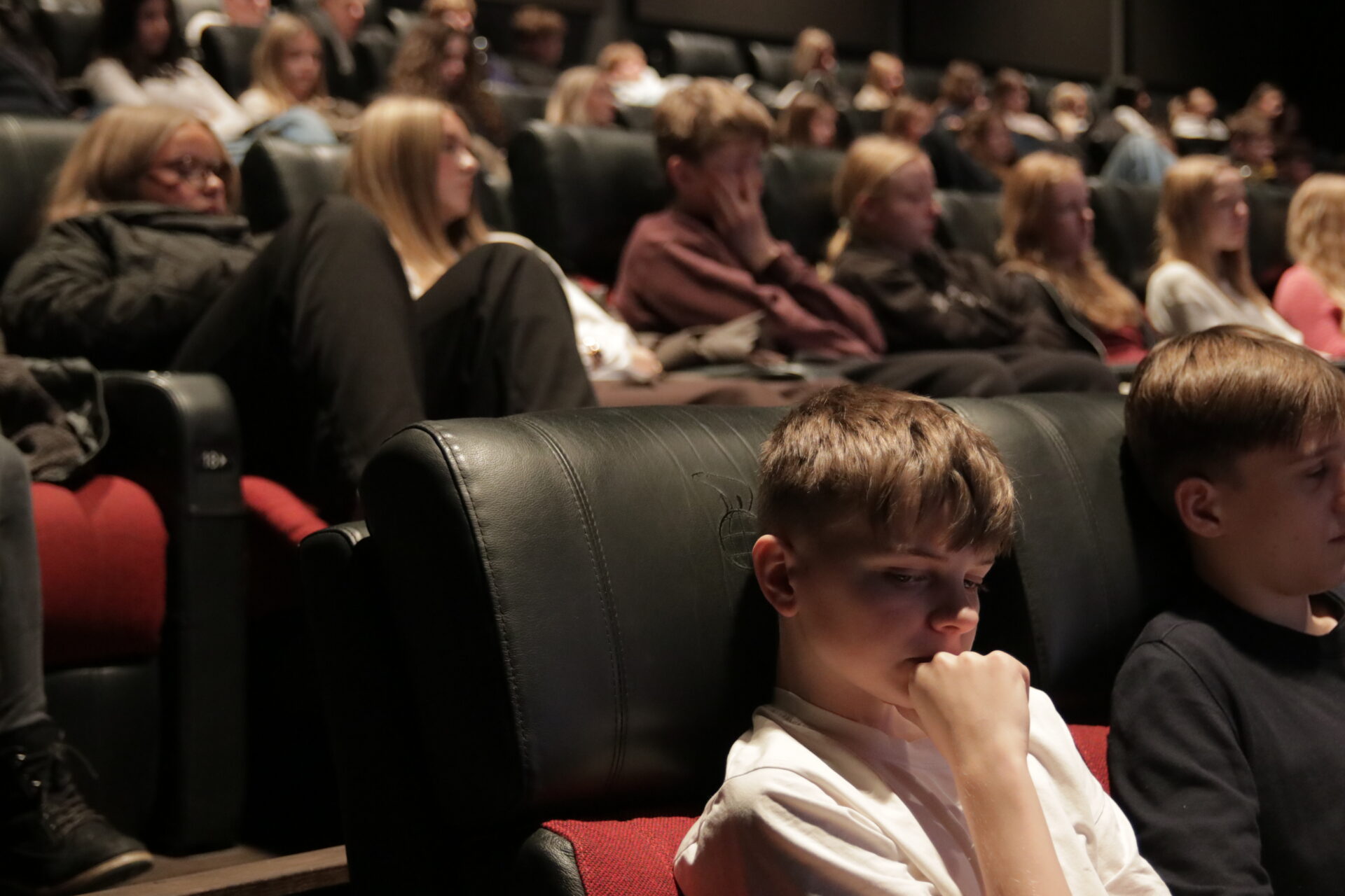 Filmens barske skildring af hjemløshed og fattigdom satte tydelige spor hos de unge biografgængere og gav anledning til eftertænksomhed.