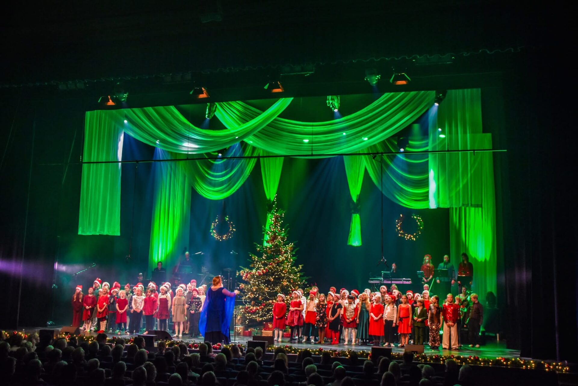 Et fyldt Musikhus Esbjerg blev vidne til en magisk juleaften, hvor børn, musik og fællessang smeltede sammen i et festligt og hjertevarmt gallashow.