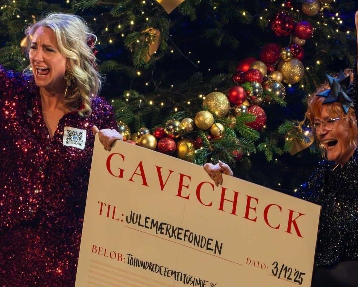Jubel og glæde på scenen, da den store gavecheck på 250.000 kroner til Julemærkefonden blev overrakt – kulminationen på en stemningsfuld og vellykket julegalla.
