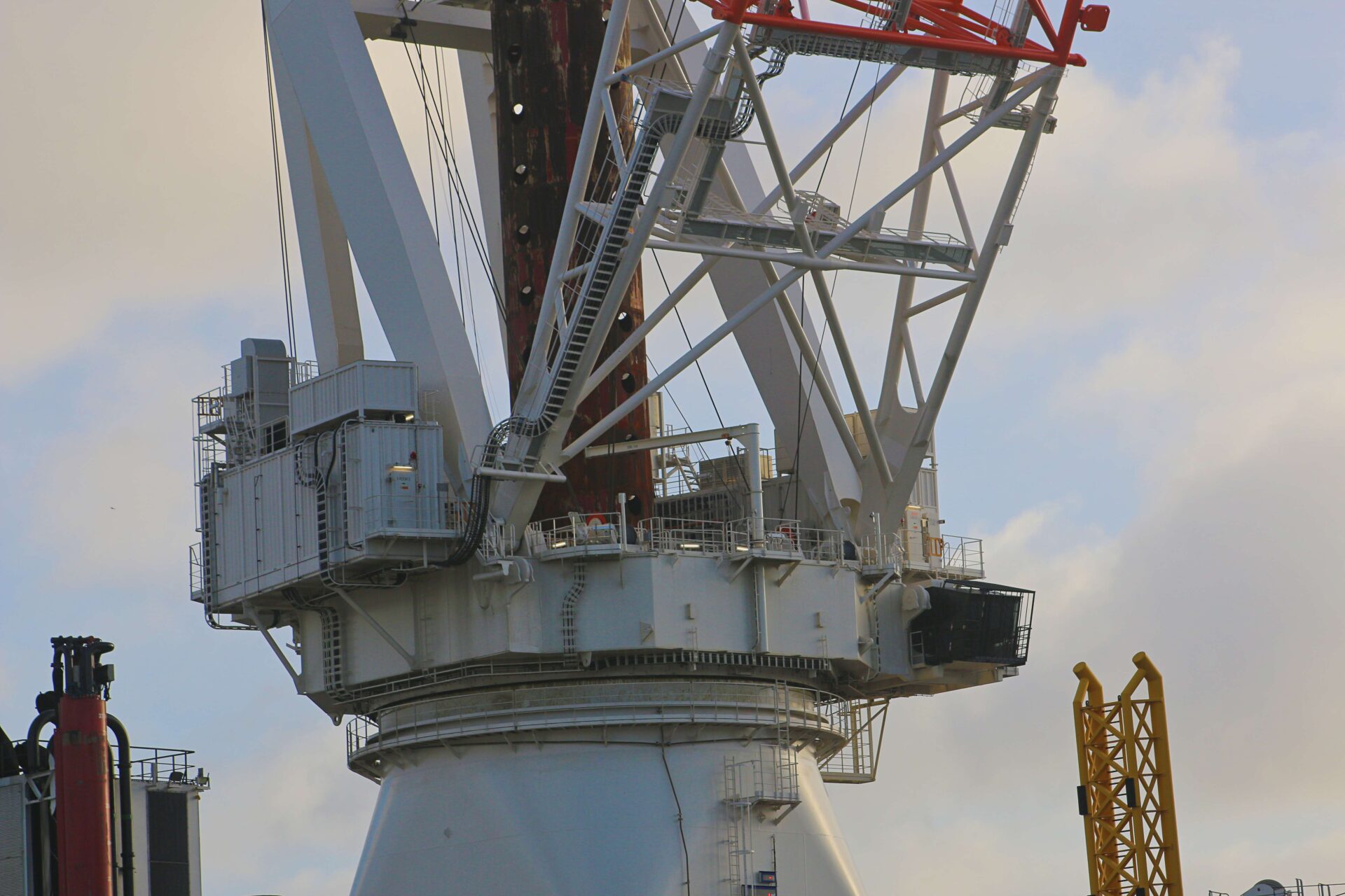 Kranens fod, hvor rotationen fortages - bemærk størrelsen på de stiger, som mandskab kan - skal benytte