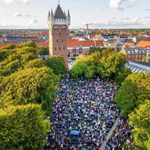Vandtårnet troner højt på Bavnehøj - her ved en Henning Stærk-koncert i 2023. Til højre i billedet ses Esbjerg Kunstmuseum. Foto: Torben Meyer.