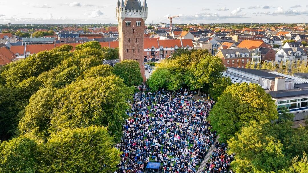 Vandtårnet troner højt på Bavnehøj - her ved en Henning Stærk-koncert i 2023. Til højre i billedet ses Esbjerg Kunstmuseum. Foto: Torben Meyer.