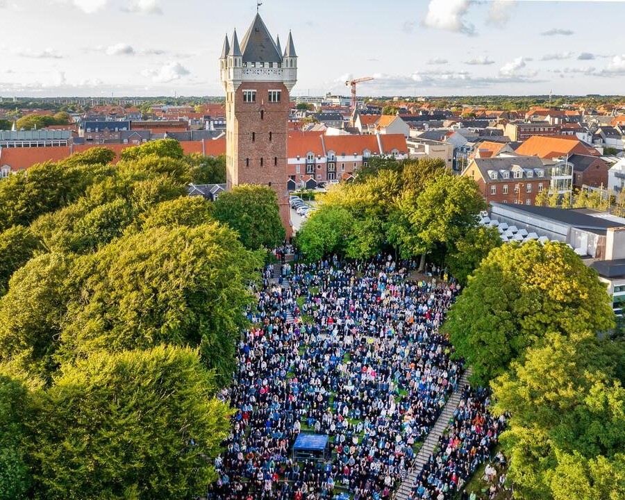Vandtårnet troner højt på Bavnehøj - her ved en Henning Stærk-koncert i 2023. Til højre i billedet ses Esbjerg Kunstmuseum. Foto: Torben Meyer.
