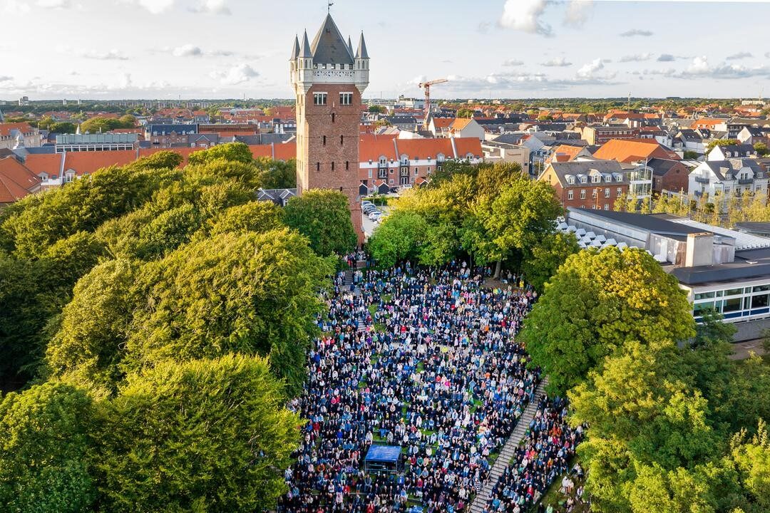 Vandtårnet troner højt på Bavnehøj - her ved en Henning Stærk-koncert i 2023. Til højre i billedet ses Esbjerg Kunstmuseum. Foto: Torben Meyer.