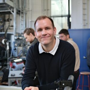 Simon Pedersen i laboratoriet på AAU Energy i Esbjerg, hvor undervandsteknologi og droneforskning fylder stadig mere. Foto: Mads Ellingsgaard Jørgensen.