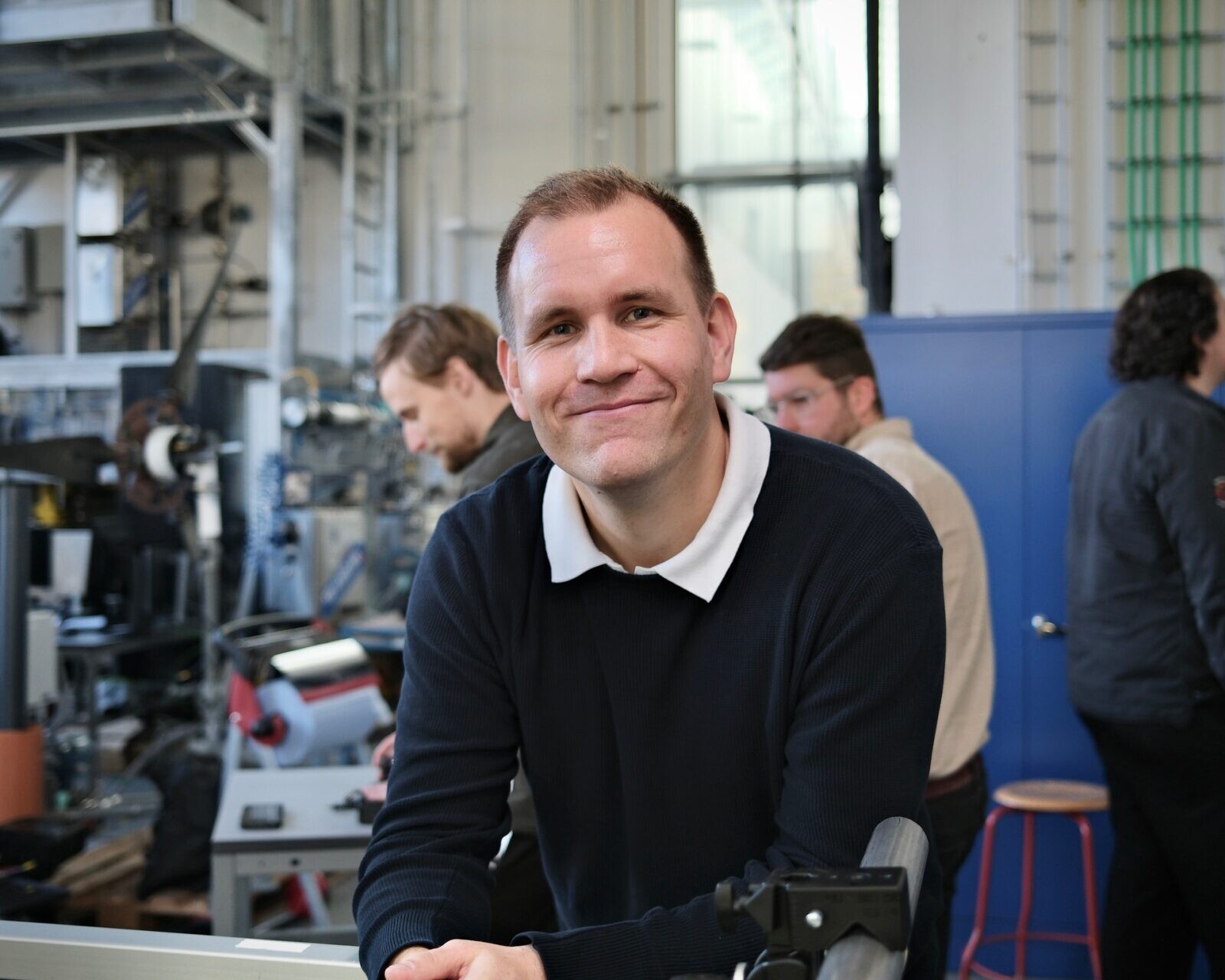 Simon Pedersen i laboratoriet på AAU Energy i Esbjerg, hvor undervandsteknologi og droneforskning fylder stadig mere. Foto: Mads Ellingsgaard Jørgensen.